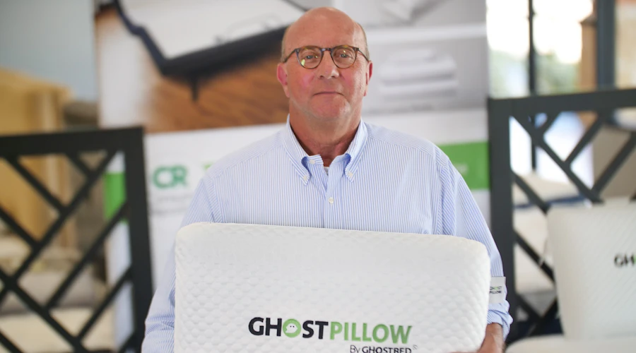 Marc Werner, fondateur de GhostBed, tient un oreiller.